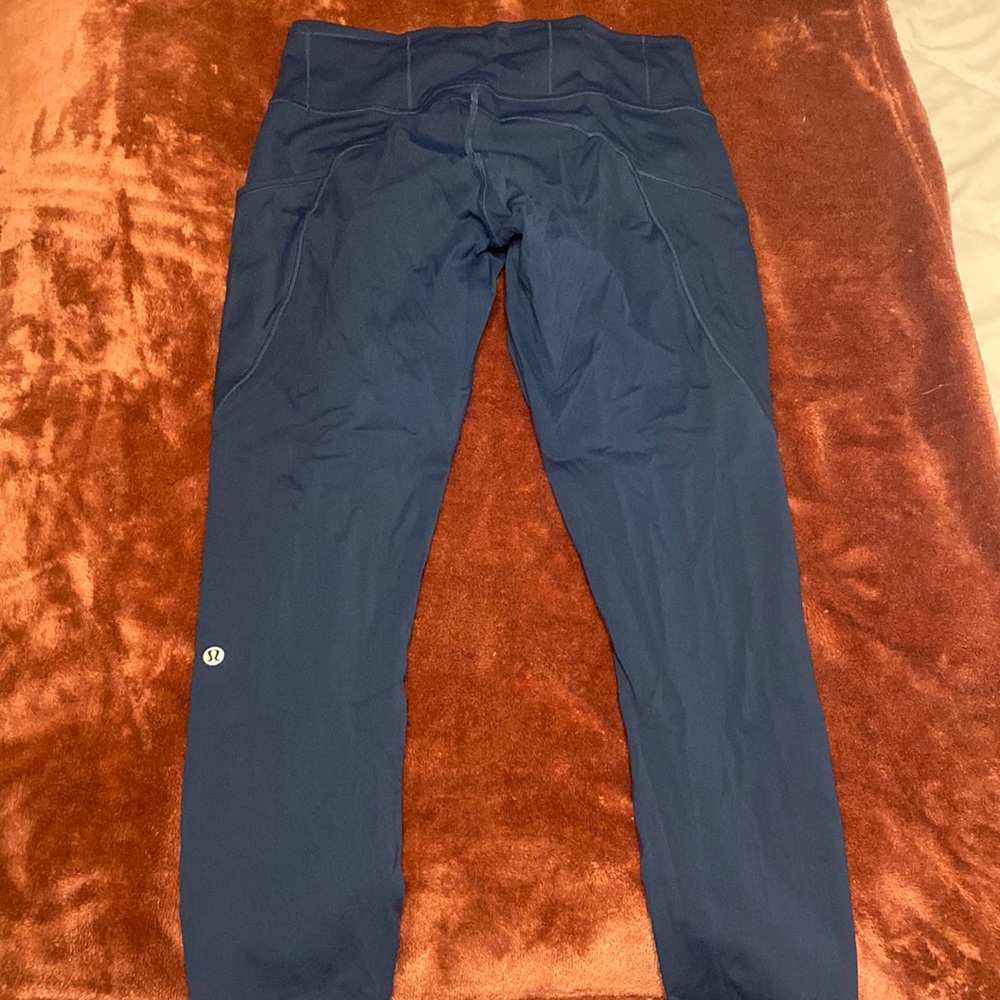 BLUE LULULEMON LEGGINGS 23”
